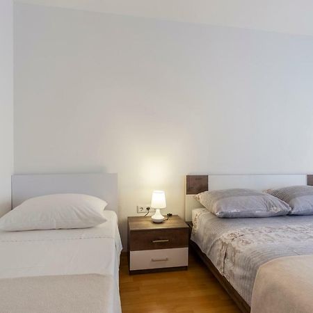 Apartment Anna With Free Private Parking Pula Exterior foto